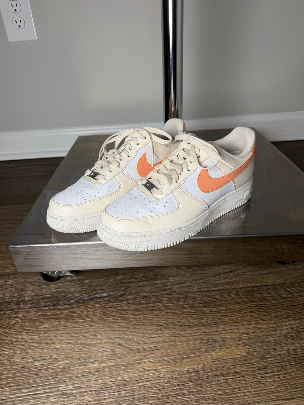 Nike Low-Top Sneakers in White and Peach - Picture 3 of 4